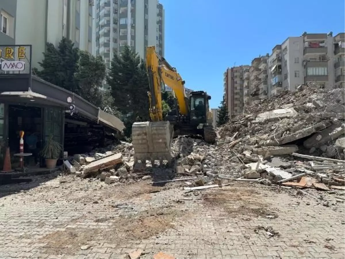 Depremde devrilen kafede 1 milyon liralık zarar