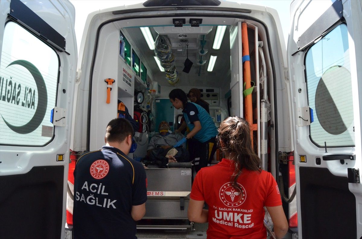 Aksaray'da Otomobil Şarampole Devrildi, 2 Kişi Yaralandı