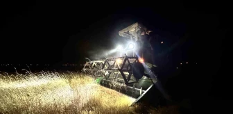 Elazığ'da çiftçiler gece hasat yapmak zorunda kalıyor