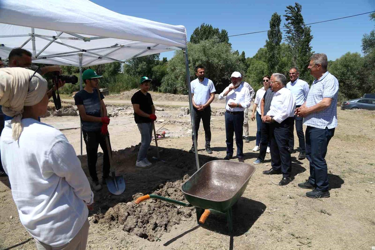 Kayseri Büyükşehir Belediye Başkanı Keykubadiye Sarayı'nı İnceledi