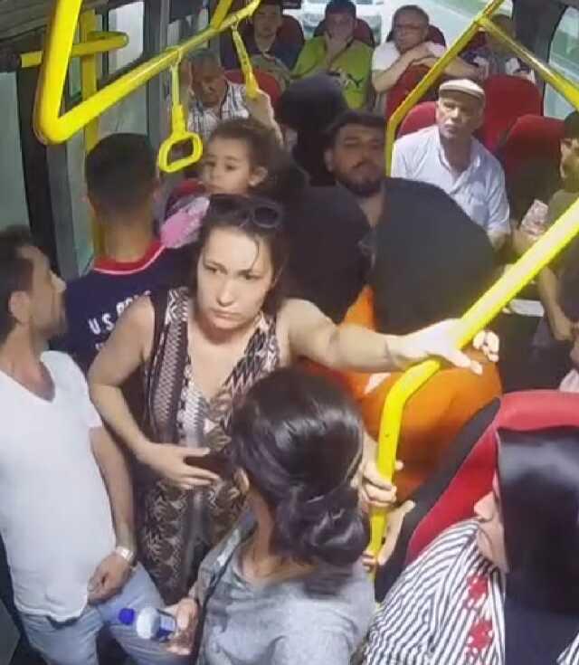 Bergüzar Korel'den çarşaflı gence hakaret eden kadına sert tepki: Ben de senden tiksiniyorum Bergüzar Korel'den çarşaflı gence hakaret eden kadına sert tepki: Ben de senden tiksiniyorum