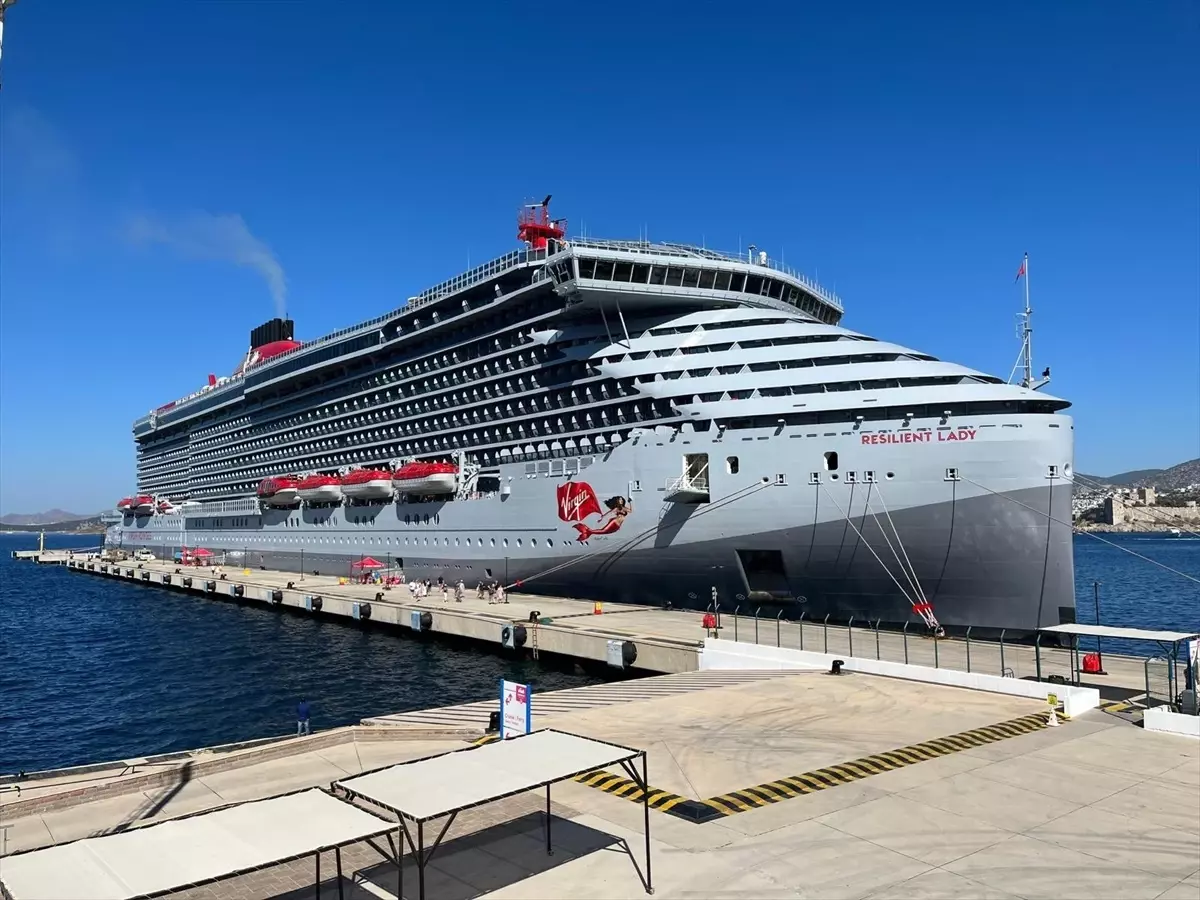 Bahamalar bayraklı kruvaziyer Bodrum'a turist getirdi