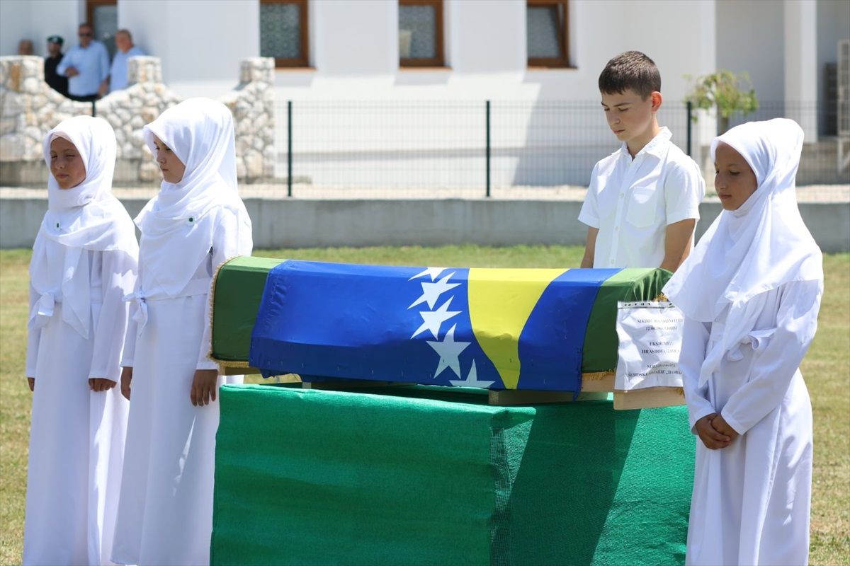 Bosna Hersek'te Kimlikleri Tespit Edilen Katliam Kurbanları Toprağa Verildi