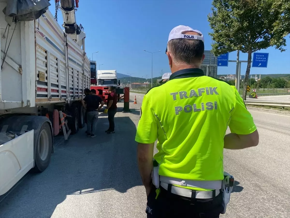Düzce'de Lastiği Patlayan Tırın Dorsesinde Çıkan Yangın Söndürüldü