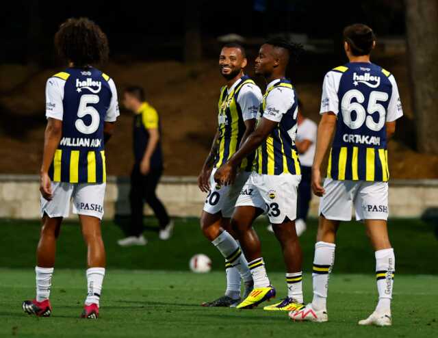 Dzeko, double yapı! Fenerbahçe, hazırlık maçındaki rakibini farka boğdu Dzeko, double yapı! Fenerbahçe, hazırlık maçındaki rakibini farka boğdu