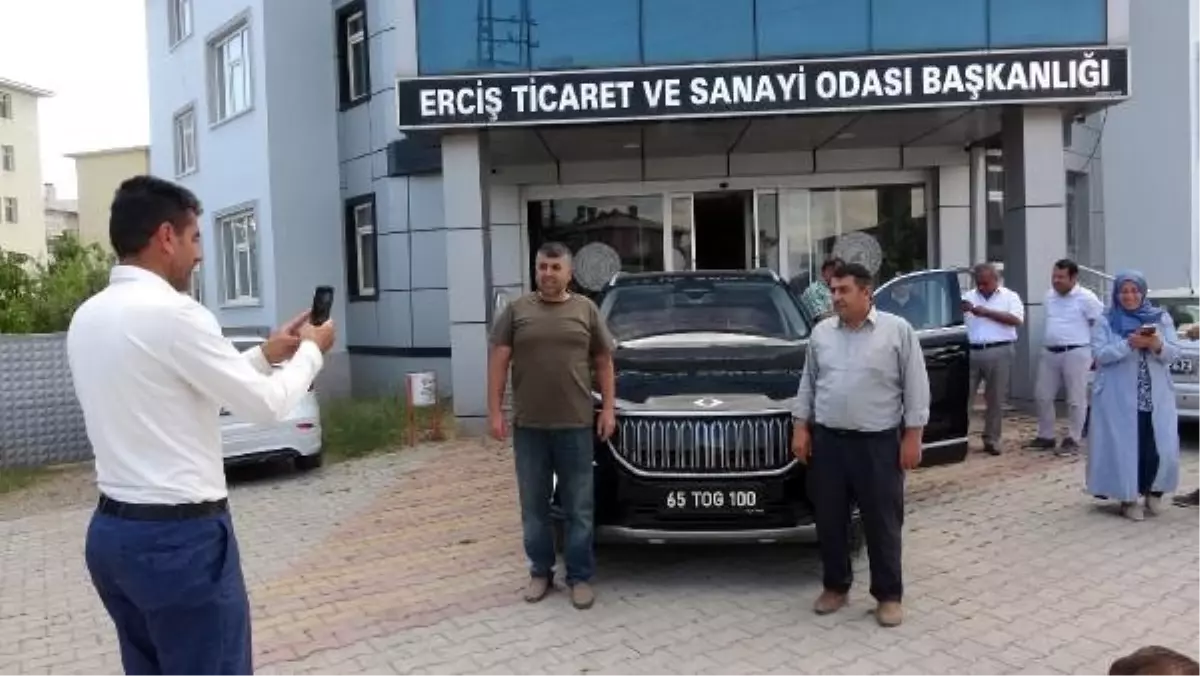 Türkiye'nin yerli otomobili Togg, Erciş'te ilgi gördü