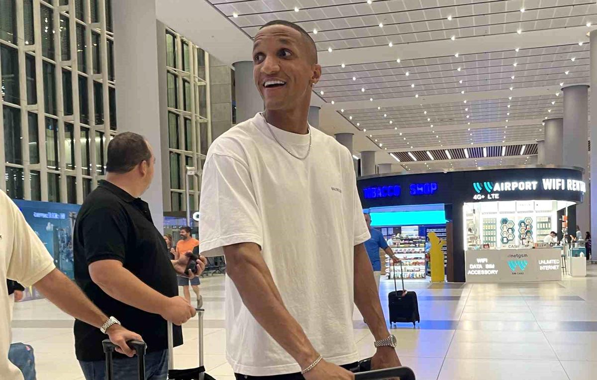 Fenerbahçe'nin transfer görüşmeleri için İstanbul'a gelen Rodrigo Becao