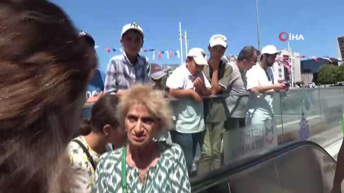 Taksim'de köpek yürüyen merdivene sıkıştı