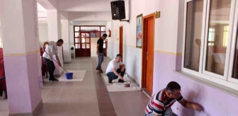 Konya'da İbrahim Gündüz Anadolu Lisesi'nin Boya Badana İşleri Okul Personeli Tarafından Yapılıyor