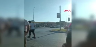 İzmir'de kavşakta kaza: Sürücüler arasında tartışma çıktı