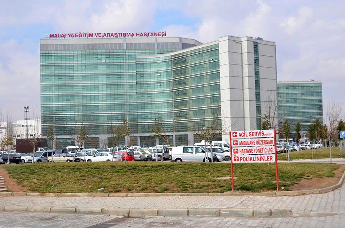 Malatya'da konteyner yerleştirmesi sırasında yaşanan kazada yaralanan şahıs hastanede tedavi altına alındı