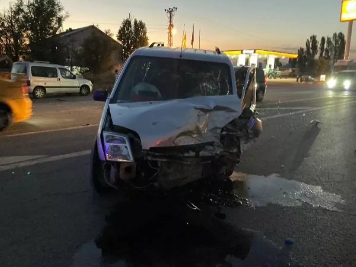 Muş'ta Hafif Ticari Araç ile Otomobilin Çarpıştığı Kazada 8 Kişi Yaralandı