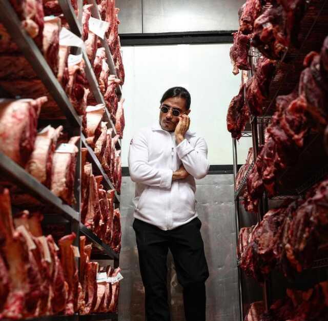 Nusret, gelen tepkilerin ardından Londra'daki restoranında fiyatları düşürdü Nusret, gelen tepkilerin ardından Londra'daki restoranında fiyatları düşürdü