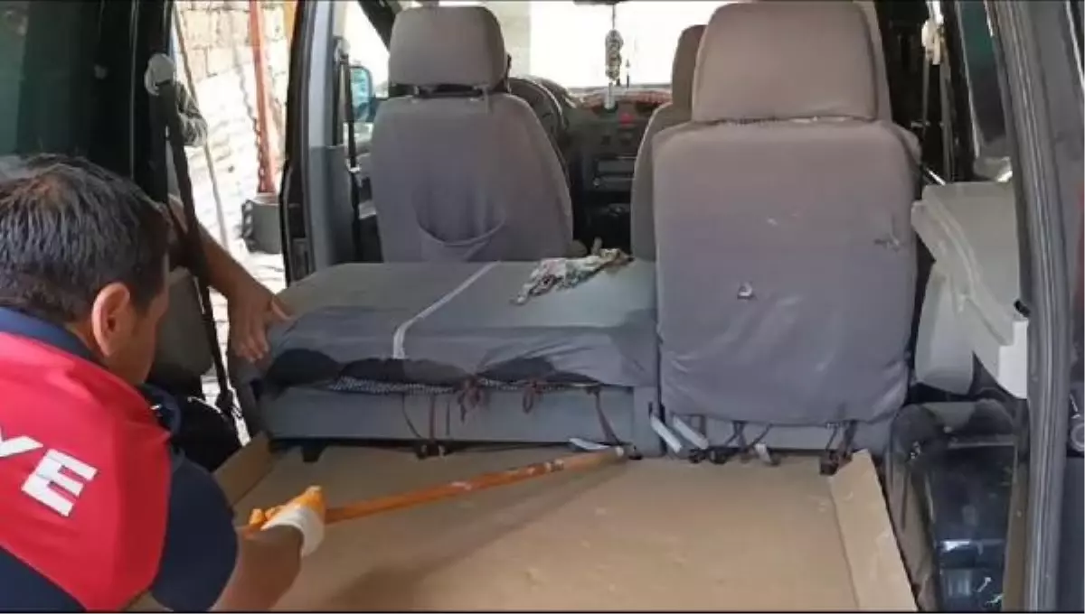 Piknik Dönüşü Kilimin Arasına Saklanan Yılan İtfaiye Tarafından Kurtarıldı