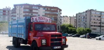 İzmir'de Nostaljik Araç Tutkunu Sürücü Kursu Eğitmeni Al Yazmalım Kamyonuyla Tur Atıyor