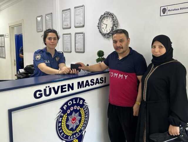 Suriyeli kadından insanlık örneği: Bulduğu bin 920 doları sahibine teslim etti