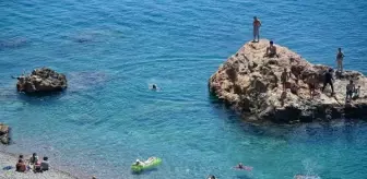 Antalya'da denize atlamak tehlikeli ve yasak uyarısına rağmen devam ediyor