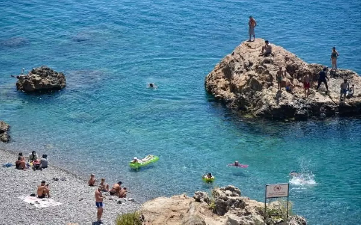 Antalya'da denize atlamak tehlikeli ve yasak uyarısına rağmen devam ediyor