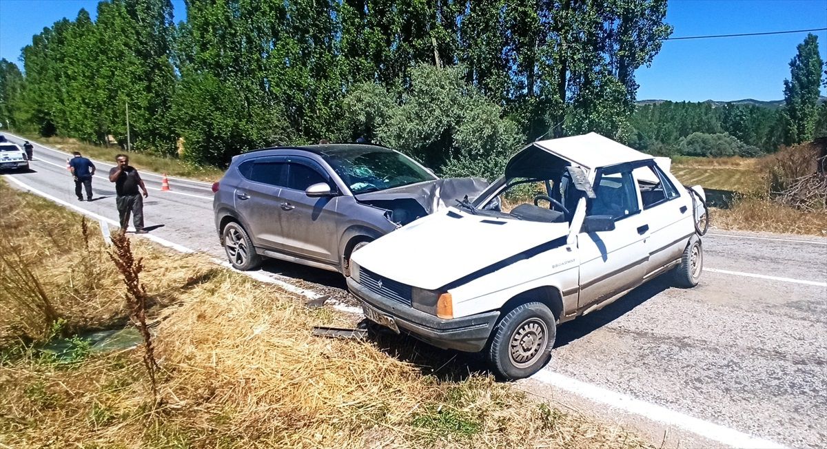 Tokat'ta Otomobil Çarpışması: 1 Ölü, 4 Yaralı