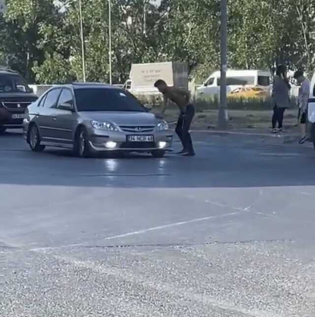 Trafikte 'Neden yol veriyorsun?' dediği genci bıçaklayarak öldürdü