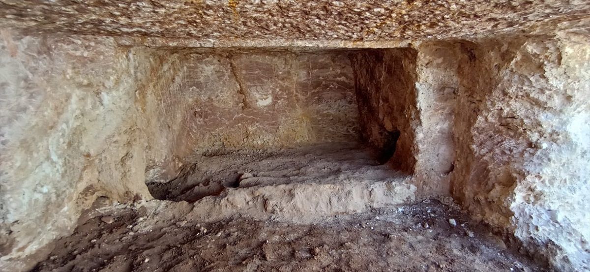 Adıyaman'da milattan sonra 2. yüzyıla ait kaya mezar bulundu