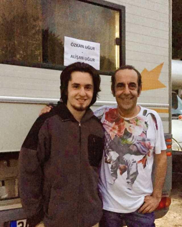 Babası Özkan Uğur'un ölümüyle yıkılan Alişan Uğur'dan yürek sızlatan paylaşım: İçim parçalanıyor Babası Özkan Uğur'un ölümüyle yıkılan Alişan Uğur'dan yürek sızlatan paylaşım: İçim parçalanıyor