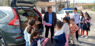 Depremin vurduğu Malatya'da çocuklara oyuncak dağıtan Belediye Başkanı