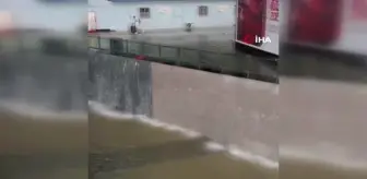 Çin'de tren istasyonu sular altında kaldı