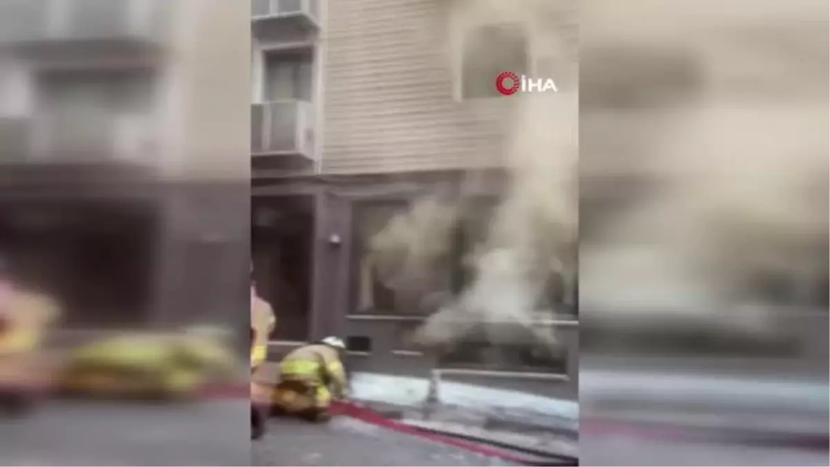 Fatih'te 3 katlı otelde yangın paniği: Mahsur kalan 11 kişi kurtarıldı