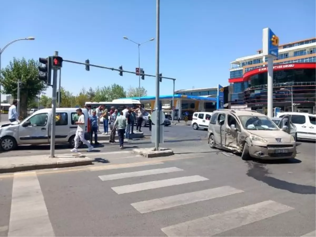 Diyarbakır'da zincirleme kaza: 5 yaralı