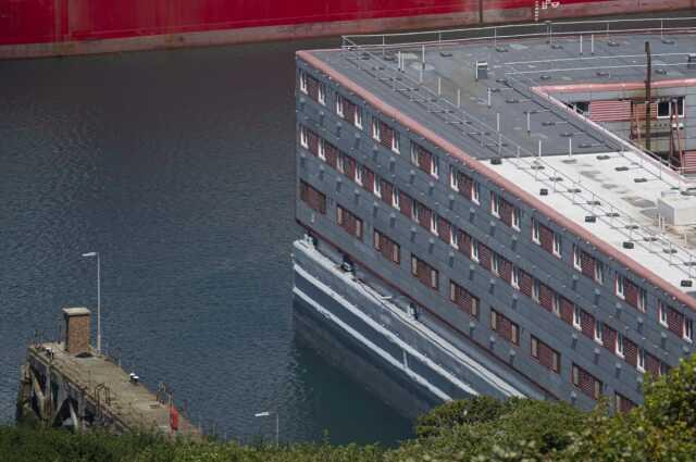 İngiltere ülkeye sokmadıkları mültecileri gemide tutuyor: Yüzen hapishane İngiltere ülkeye sokmadıkları mültecileri gemide tutuyor: Yüzen hapishane