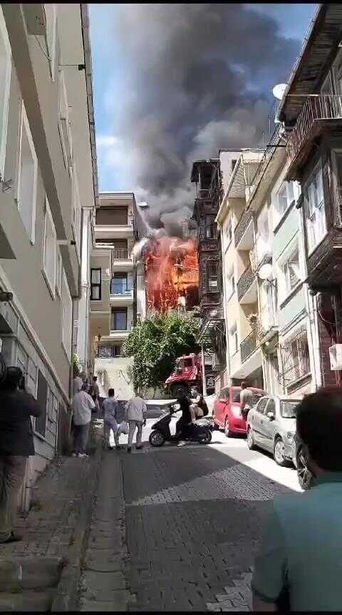 İstanbul'da 3 katlı binada yangın! Alevler yan apartmana sıçradı, ekipler müdahale ediyor
