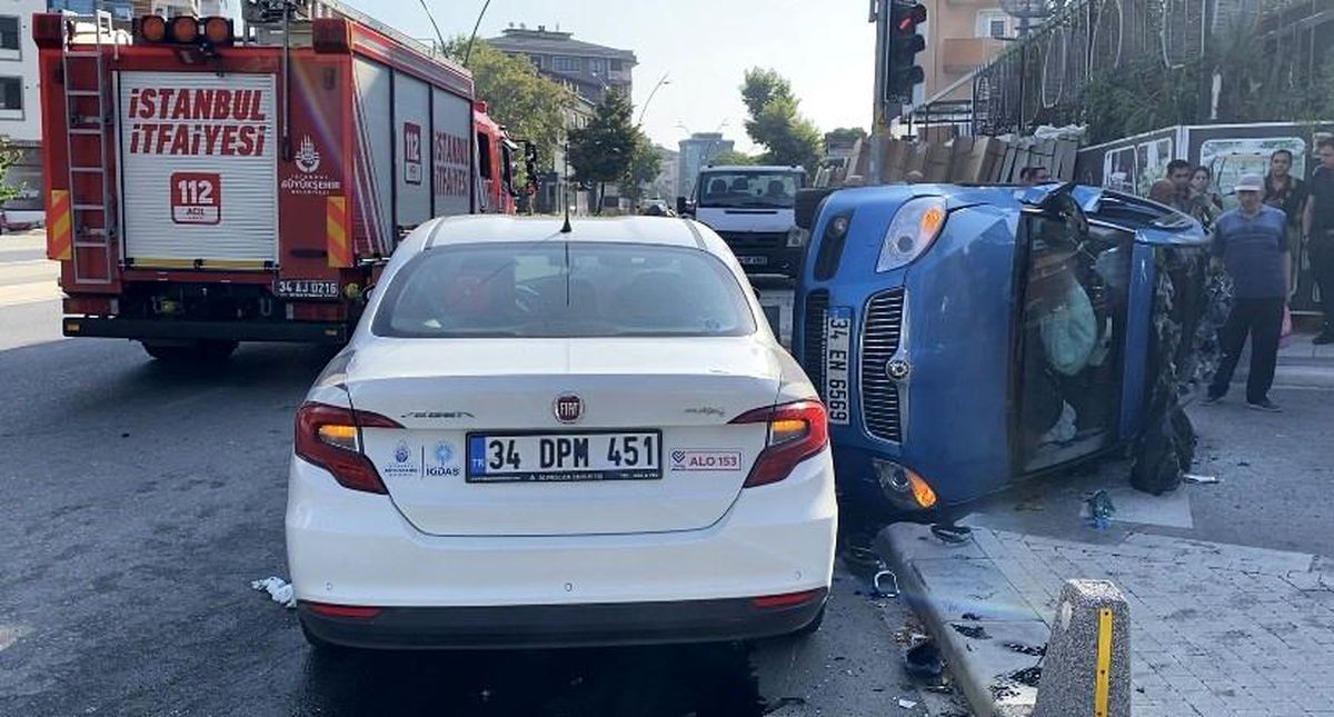 Kartal'da Ters Yönden Gelen Otomobil Seyir Halindeki Araça Çarptı