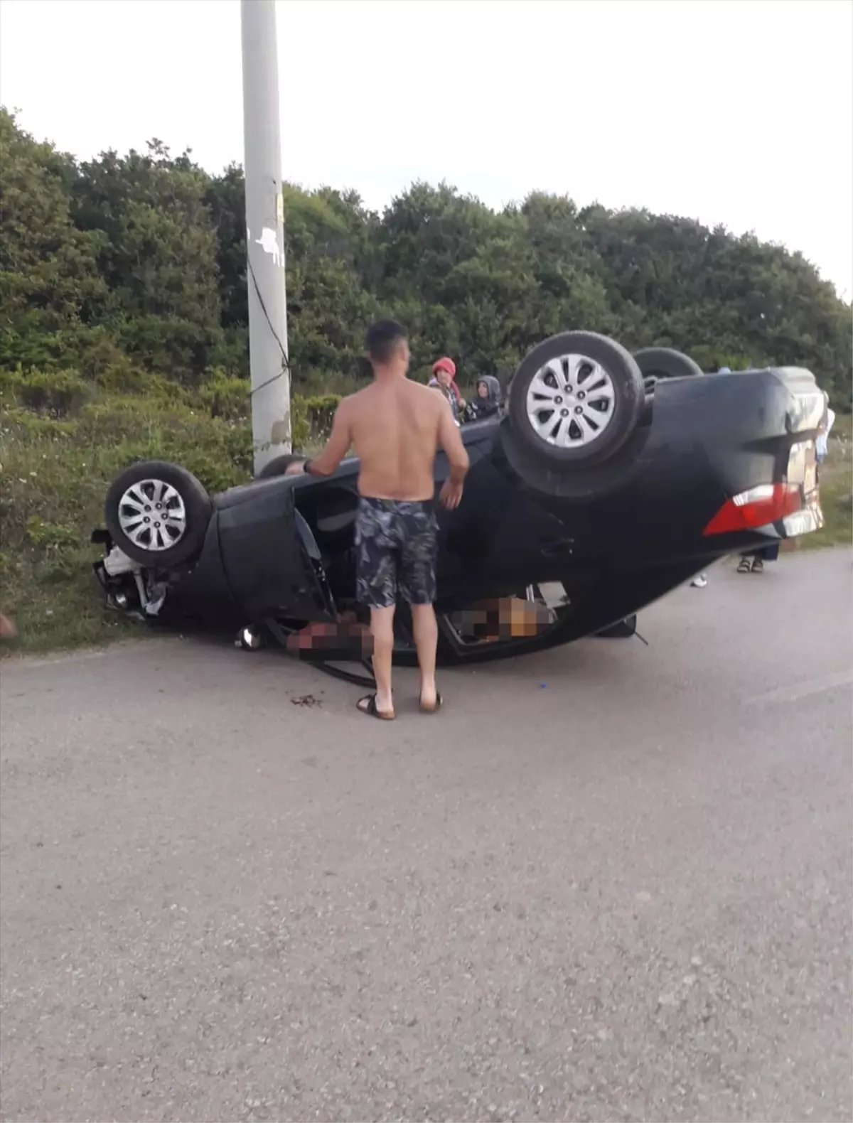 Kandıra'da Elektrik Direğine Çarpan Otomobildeki Çift Yaralandı