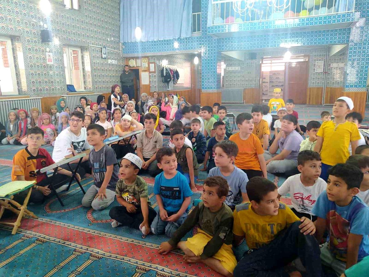 Hoca Ahmet Yavuzer Camii İmamı Çocuklara İkramlarda Bulunuyor