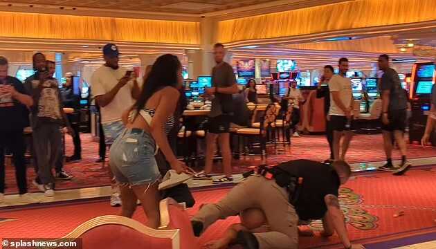Las Vegas'ta lüks otelde dört kadın evli bir erkek için kavga etti