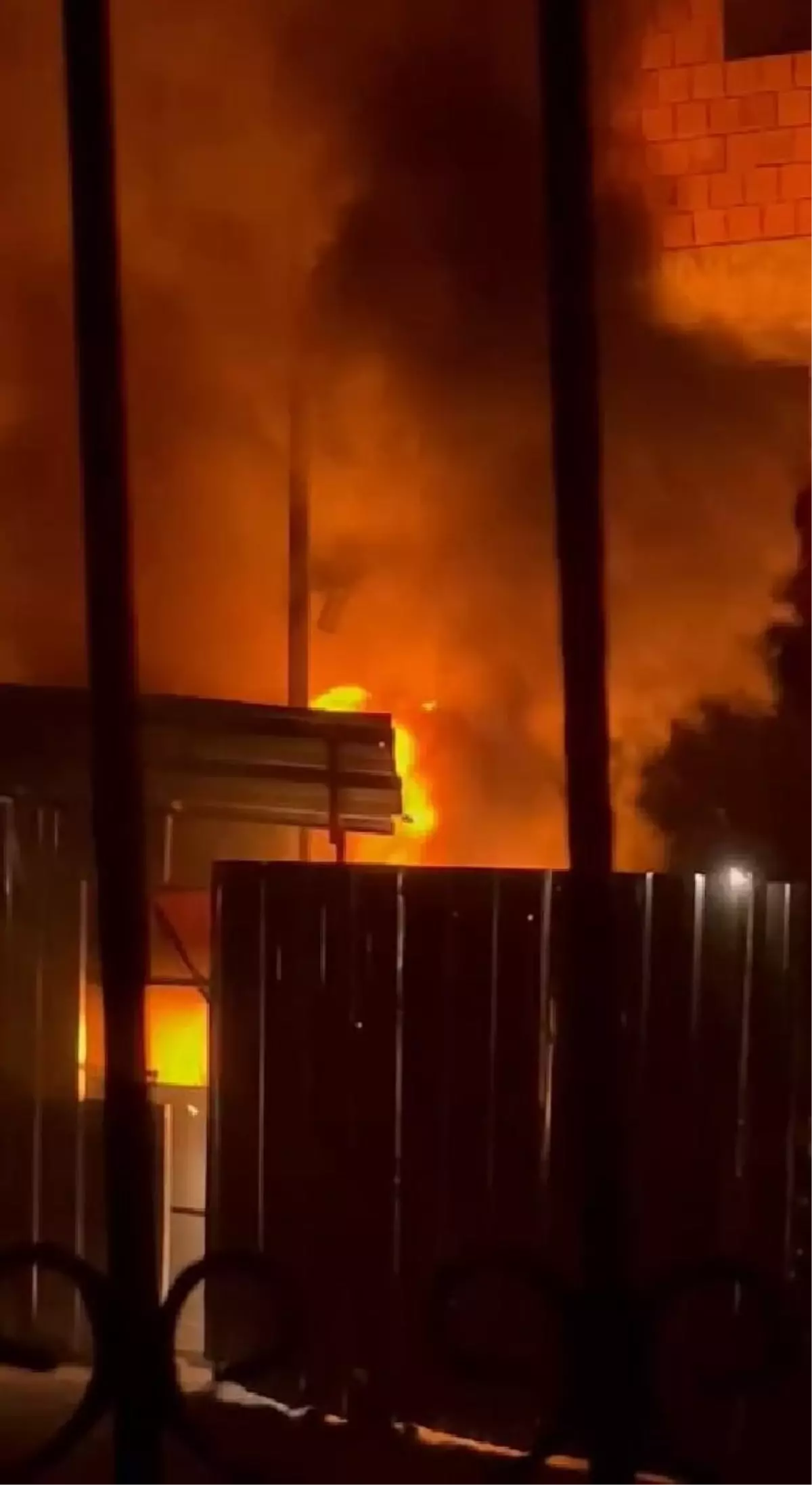 Maltepe'de inşaat halindeki binada elektrik kablosu yangını