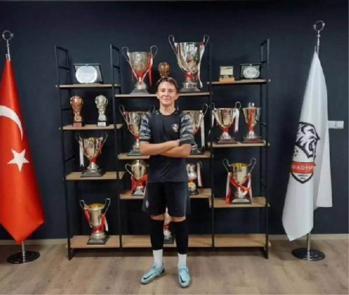 Kadıköyspor'un 14 yaşındaki futbolcusu Fenerbahçe'ye transfer oldu