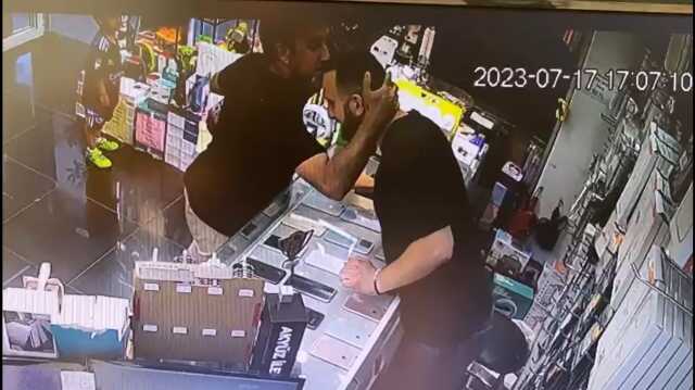 Trabzon'da Arap turistin çocuğu için seccade seren esnaf duygulandırdı Trabzon'da Arap turistin çocuğu için seccade seren esnaf duygulandırdı