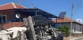 Uşak'ta şarampole devrilen beton mikserinin sürücüsü yaralandı