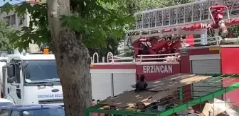 Yere düşen yavru kargayı yuvasına koyan itfaiye ekipleri, vatandaşları anne karganın saldırısından kurtardı