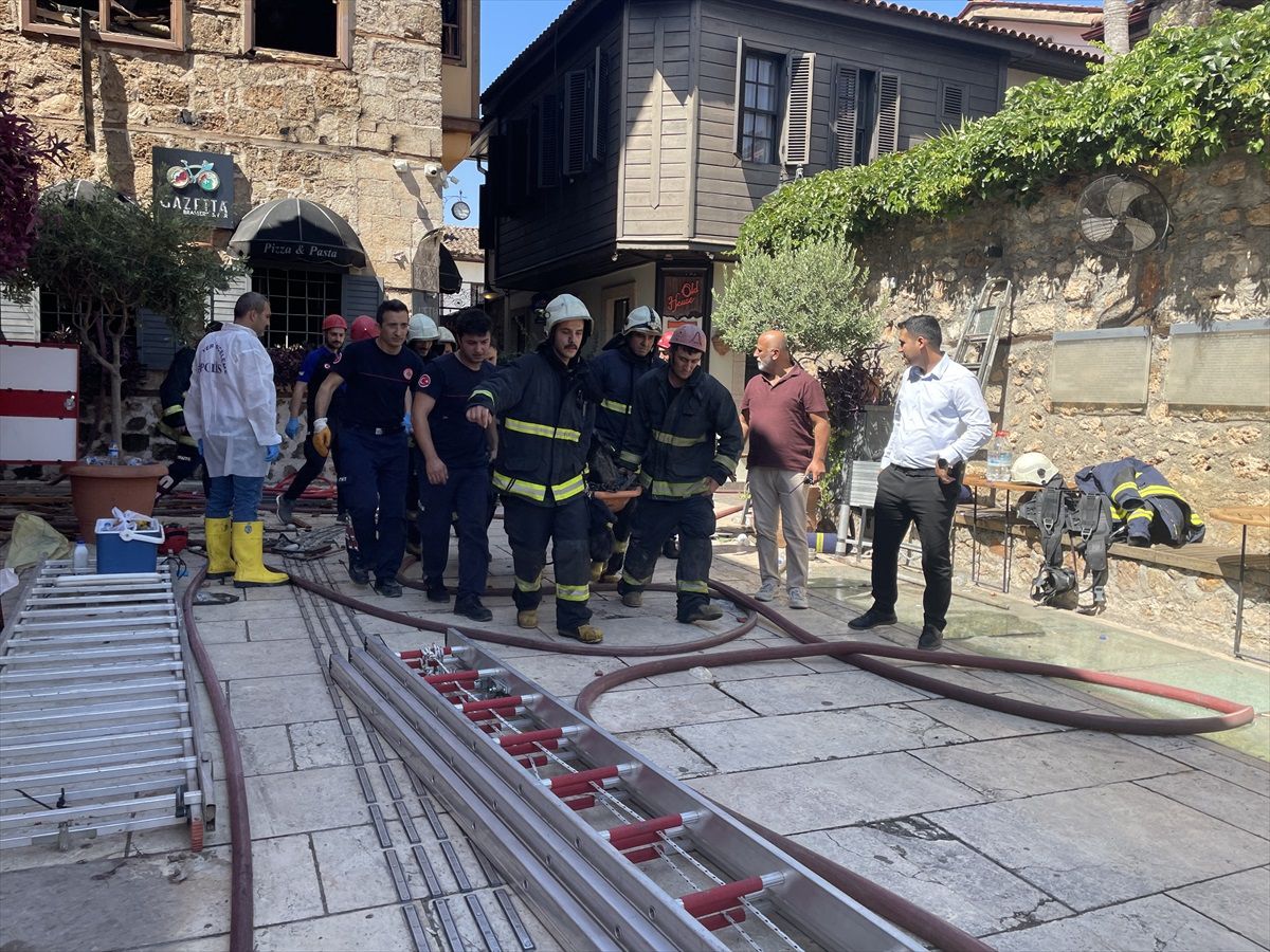 Antalya'da butik otelde çıkan yangında 2 turist hayatını kaybetti