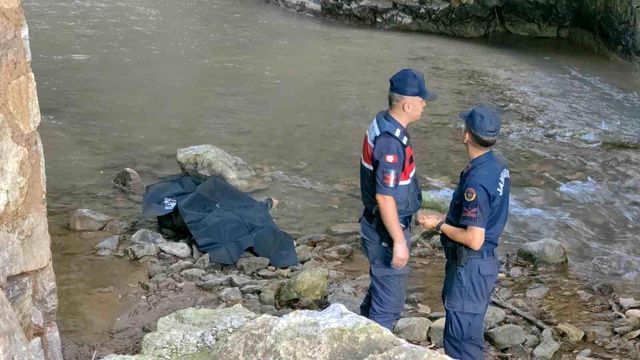 Cansız bedeni dere yatağında bulunan kadının cinayete kurban gittiği ortaya çıktı Cansız bedeni dere yatağında bulunan kadının cinayete kurban gittiği ortaya çıktı