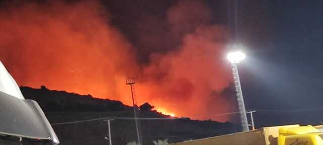 Çeşme'de çamlık alanda çıkan yangın kontrol altına alınmaya çalışılıyor