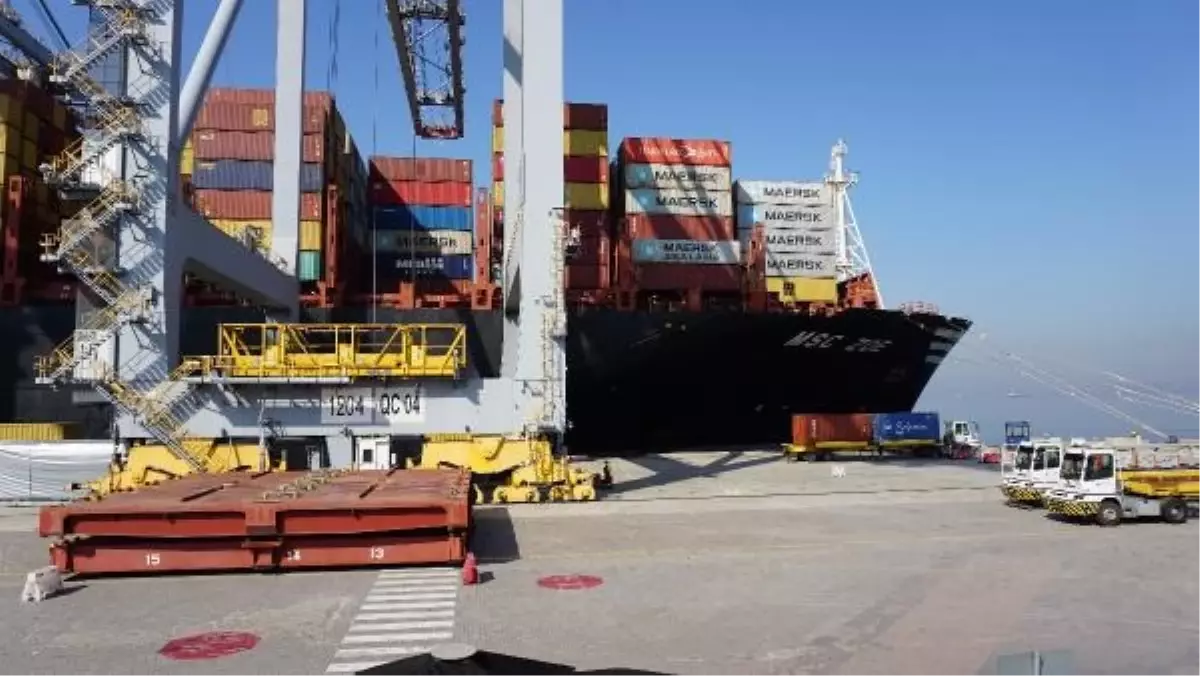 Dünyanın en büyük konteyner gemisi Yarımca Limanı'na yanaştı