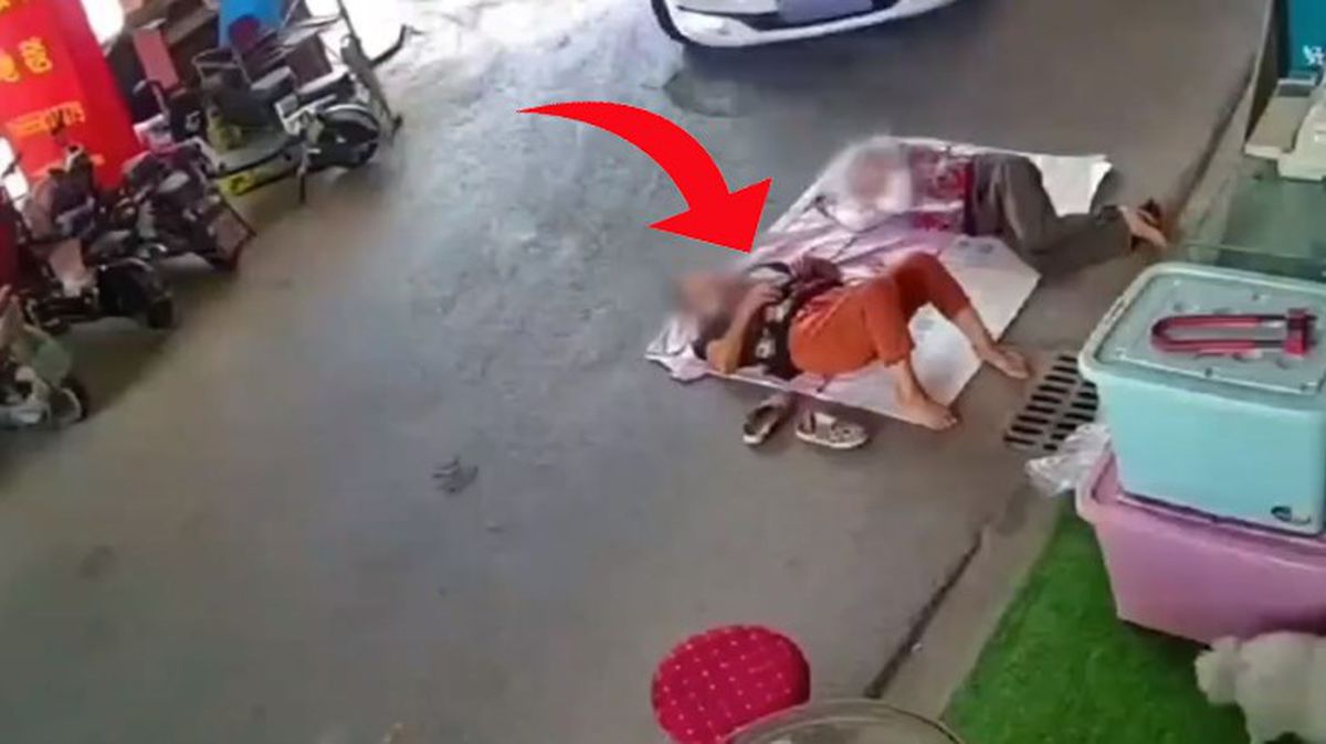 Dikkatsiz sürücü yerde uyuyan kadınların üzerinden geçti