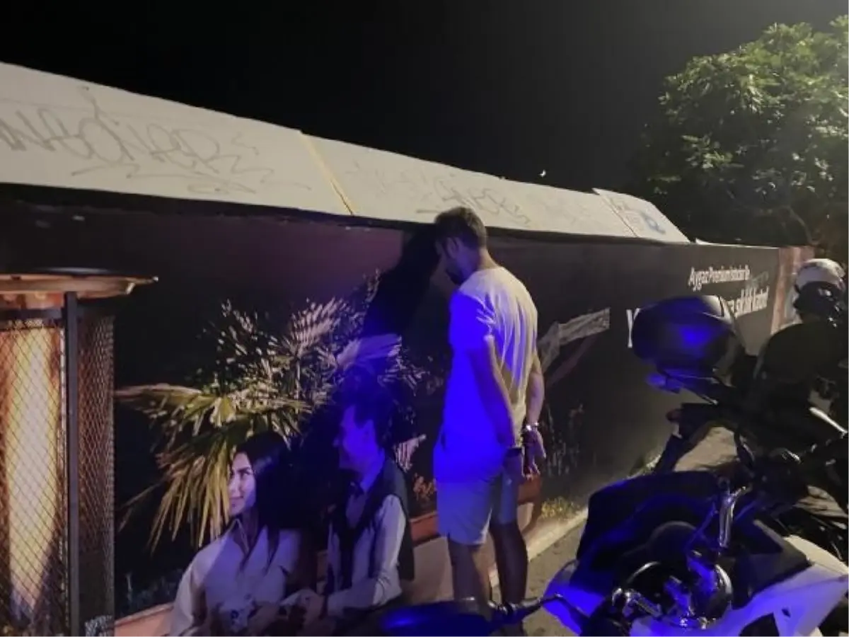 Alkollü sürücü polis ekiplerine ve yayalara çarptı