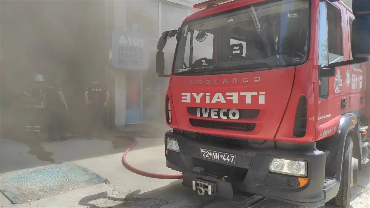 Edirne'de bir marketin deposunda çıkan yangın söndürüldü