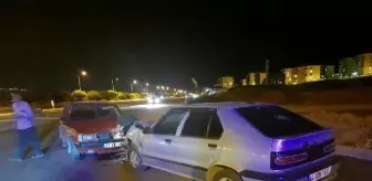 Elazığ'da kafa kafaya çarpışan otomobillerde 4 kişi yaralandı
