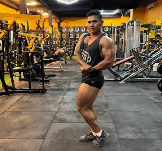 Fenomen sporcu, 210 kiloluk halterin altında kalarak boynunu kırdı! Anbean kaydedilen ölüm anı kan dondurdu Fenomen sporcu, 210 kiloluk halterin altında kalarak boynunu kırdı! Anbean kaydedilen ölüm anı kan dondurdu